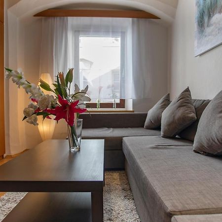 Traditional Old Town Apartment Hall in Tirol Buitenkant foto