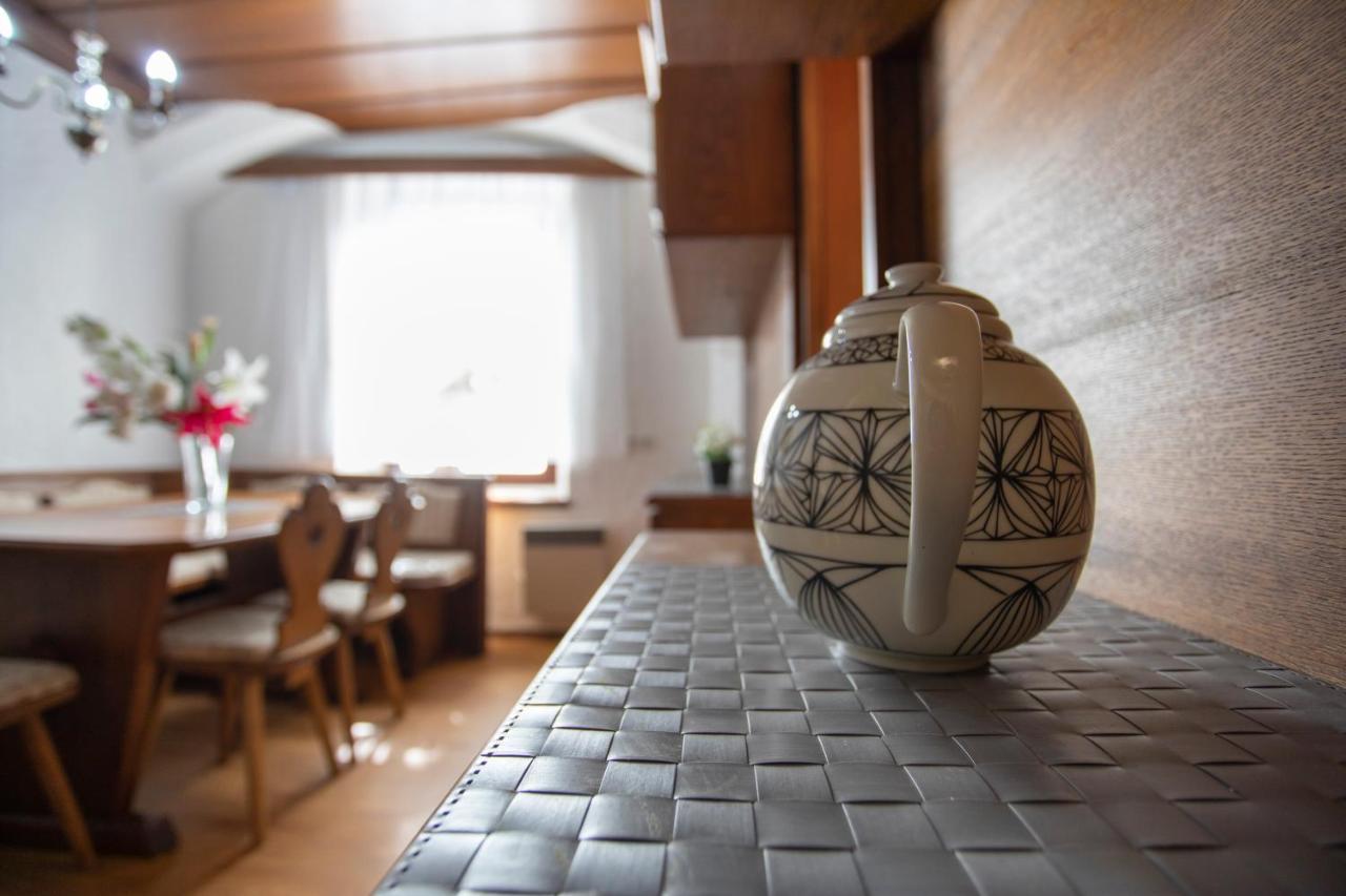 Traditional Old Town Apartment Hall in Tirol Buitenkant foto