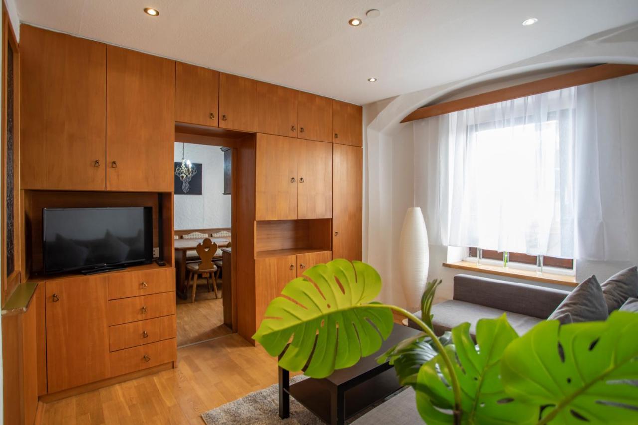 Traditional Old Town Apartment Hall in Tirol Buitenkant foto