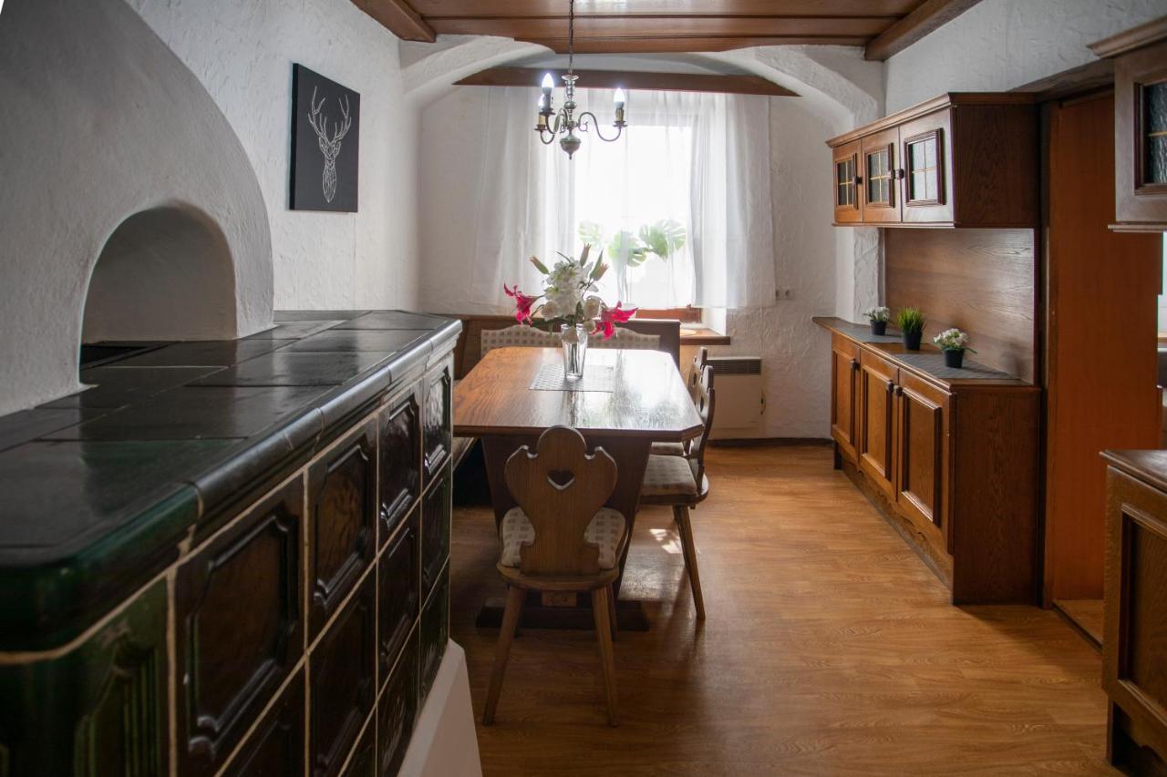 Traditional Old Town Apartment Hall in Tirol Buitenkant foto