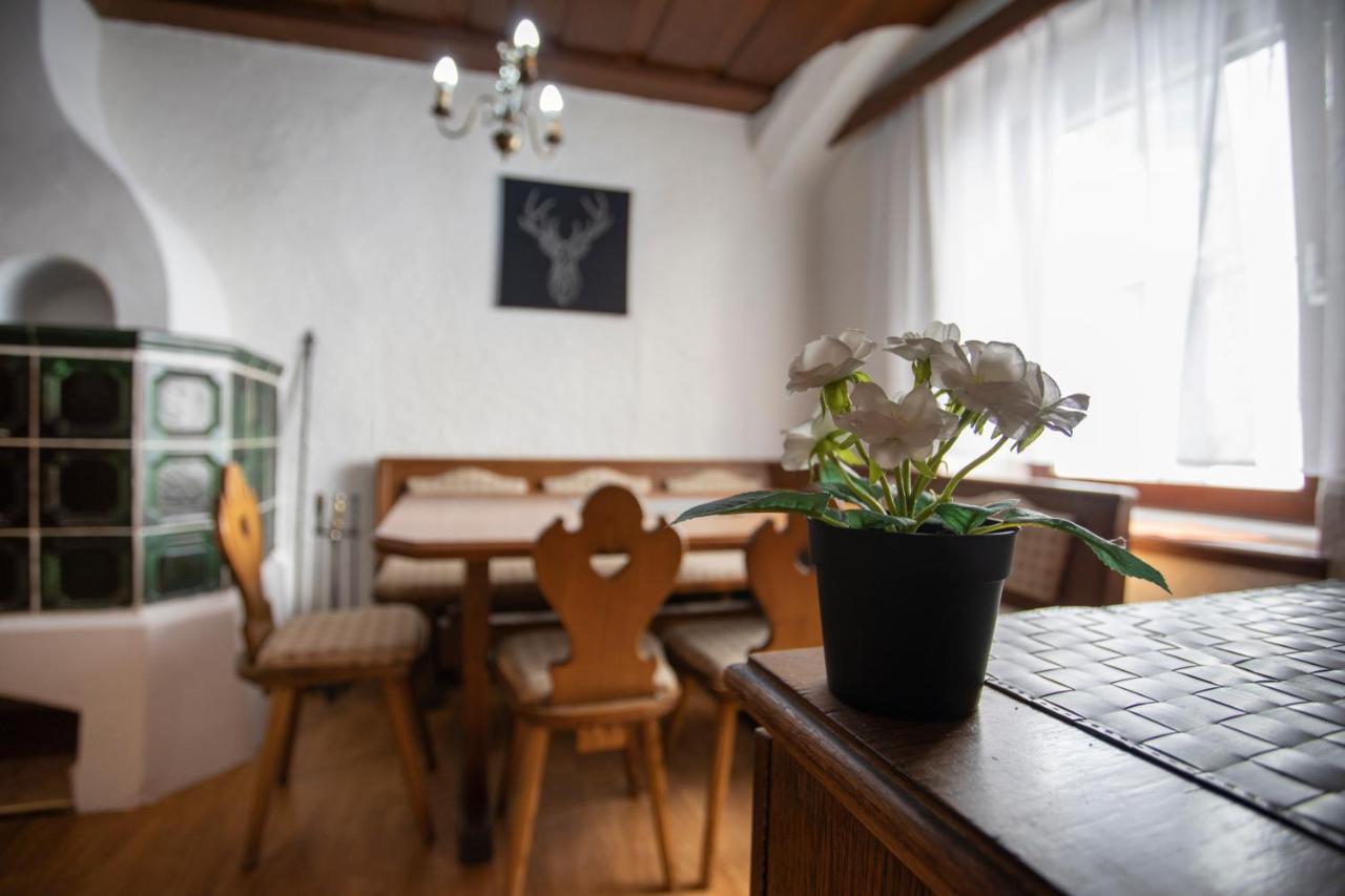 Traditional Old Town Apartment Hall in Tirol Buitenkant foto