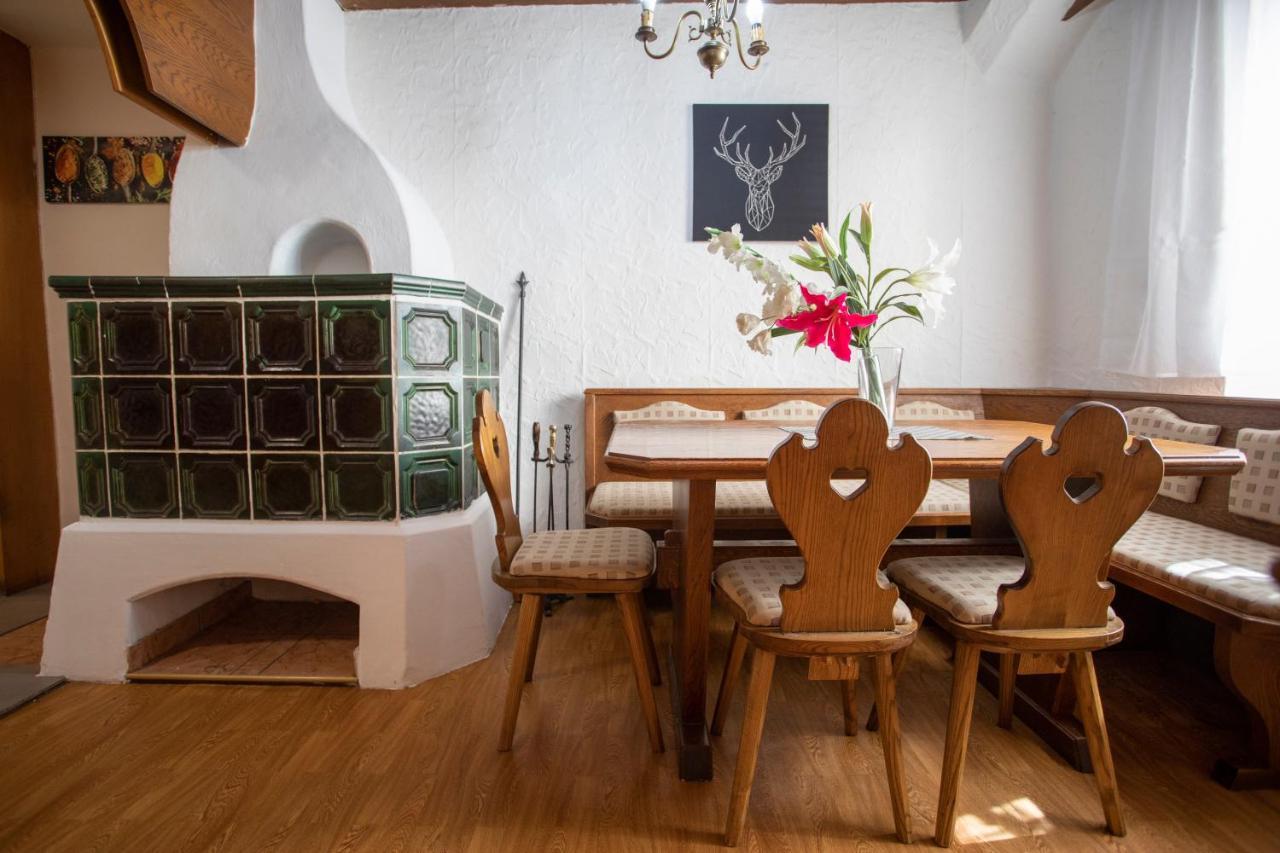 Traditional Old Town Apartment Hall in Tirol Buitenkant foto