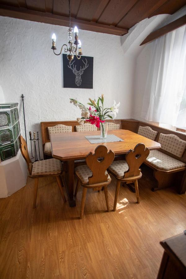 Traditional Old Town Apartment Hall in Tirol Buitenkant foto