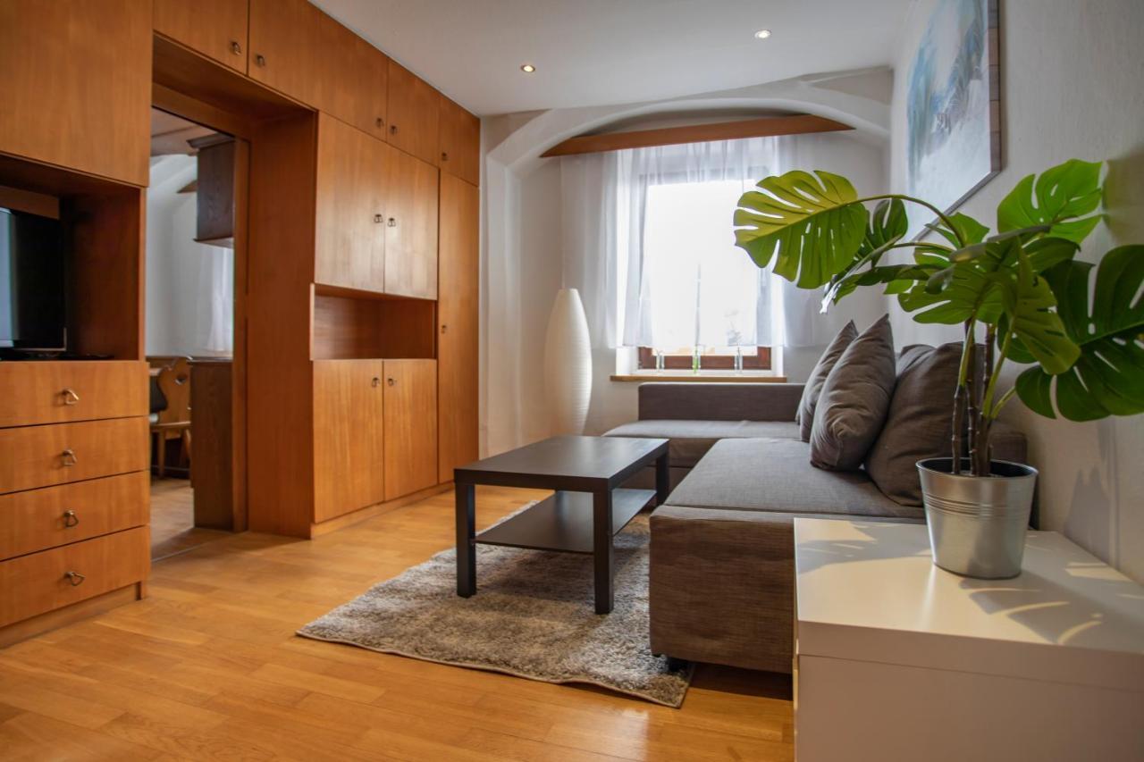 Traditional Old Town Apartment Hall in Tirol Buitenkant foto